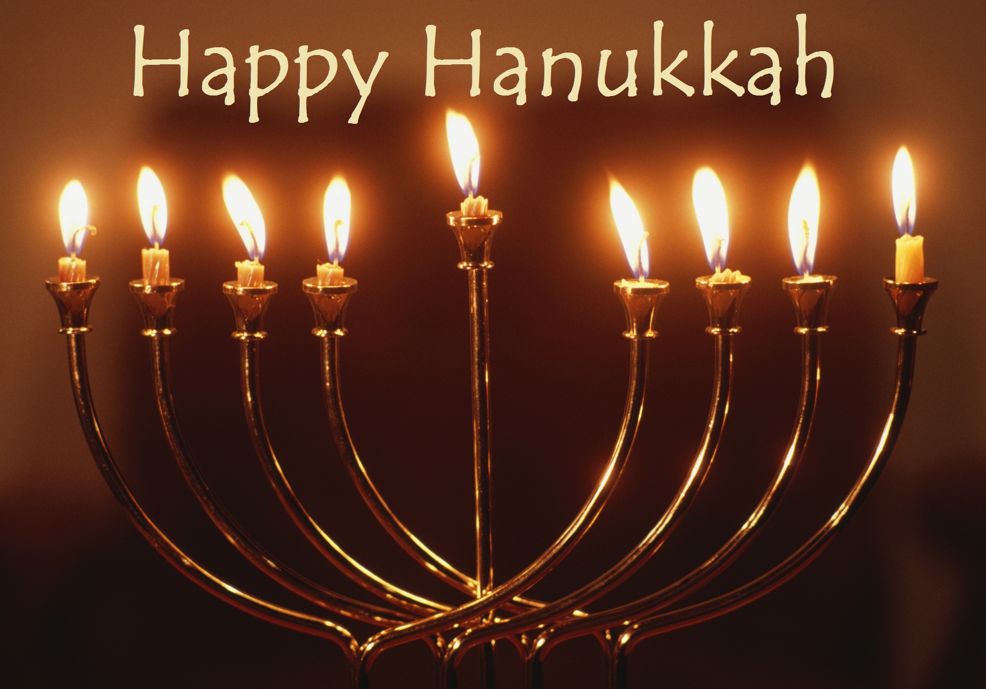 上图：光明节灯台Hanukkah menorah。主前168年，安提阿古四世强制推行希腊化，在圣殿里竖起宙斯祭坛，用猪献祭，并强迫犹太人吃猪肉，导致了马加比起义。犹大马加比收复耶路撒冷以后，下令洁净圣殿，庆祝八天「修殿节」。当时人们在圣殿里只找到一罐有大祭司封印的用于点燃金灯台的灯油，无论是制作还是去外地取来这种专门洁净过的灯油，都需要八天时间。但这罐只能燃用一天的灯油，竟然一直燃烧了八天。为纪念此事，修殿节最主要的仪式是点燃九枝灯台，中间的灯盏用来点燃其它八支灯盏，每天多点一枝，一直到第八天，所以「修殿节」也被称为「光明节」。