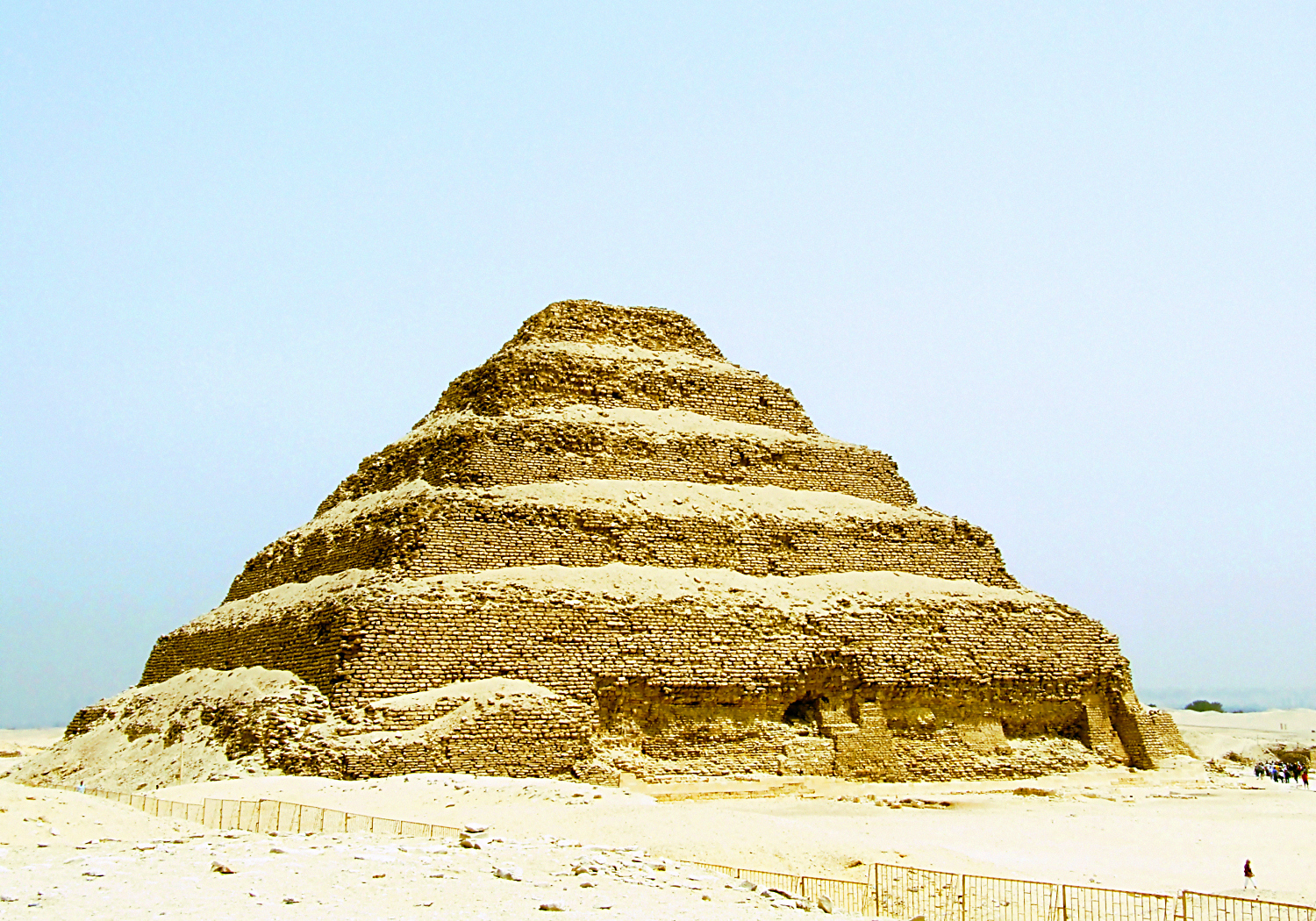 上图：左塞尔金字塔（Pyramid of Djoser），约建于主前2667-2648年的古埃及第三王朝时期。左塞尔金字塔是埃及的第一座金字塔，高62米，底边为109米×125米，外部是白色抛光石灰石。这样一个庞大而精心雕琢的石造建筑，需要巨大的人力、物力和国家对资源的控制、管理能力。这表明亚伯兰到达埃及之约前600年，埃及的文明已经相当繁荣。