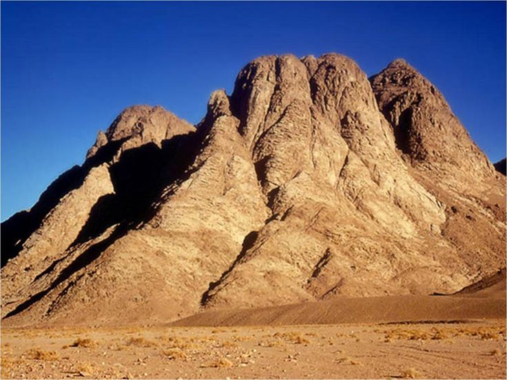 上图：西奈半岛南端的Gabal Musa山，传统认为很可能就是西奈山。