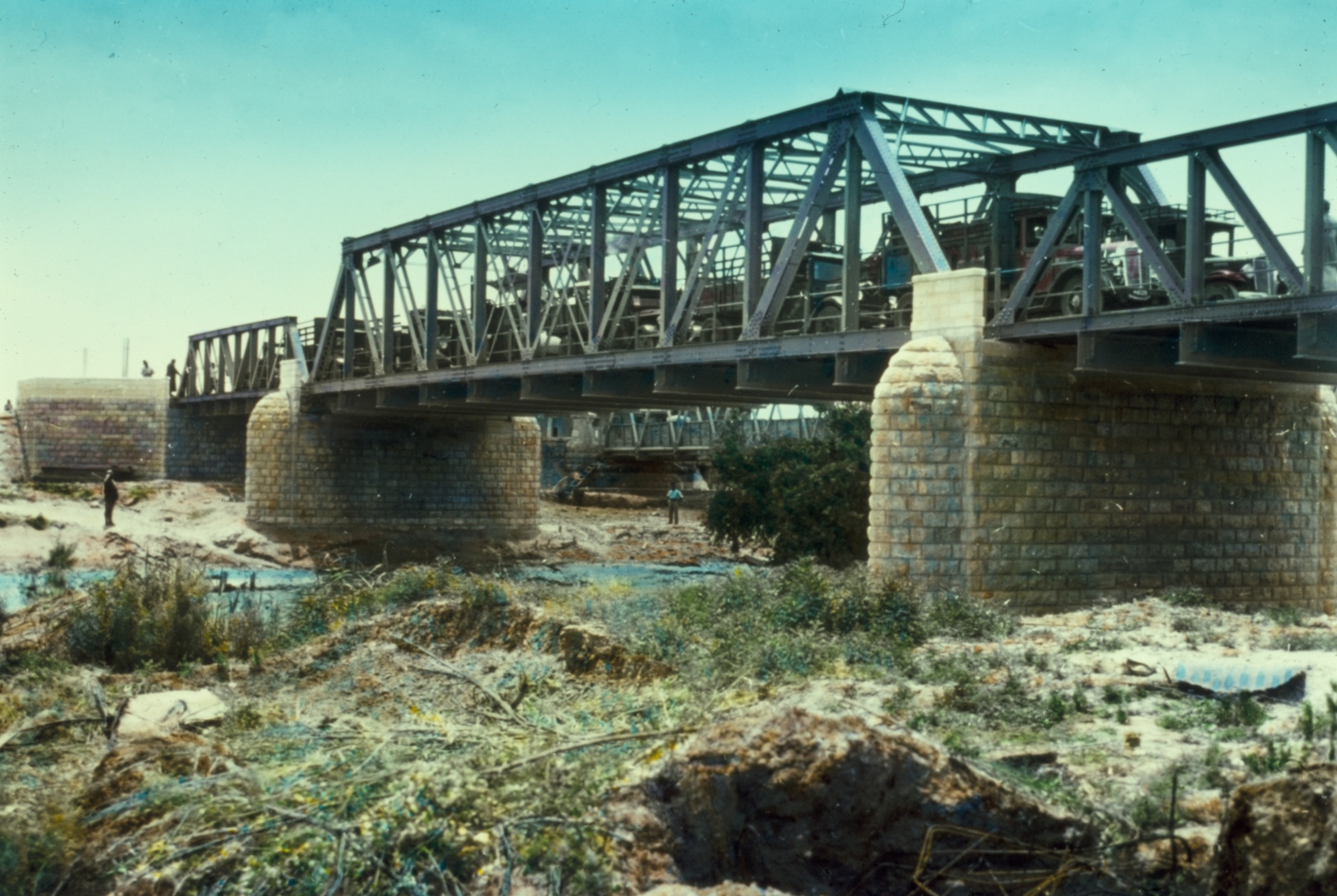 上图：重建于1930年代的艾伦比桥（Allenby Bridge），可以看出非洪水季节约旦河的水面宽度、高度。艾伦比桥又名侯赛因国王桥（King Hussein Bridge），横跨耶利哥附近的约旦河，通往约旦。艾伦比桥由英国将军Edmund Allenby始建于1918年，后经反复破坏、重建，目前是西岸（West Bank）巴勒斯坦人唯一的出境关口。