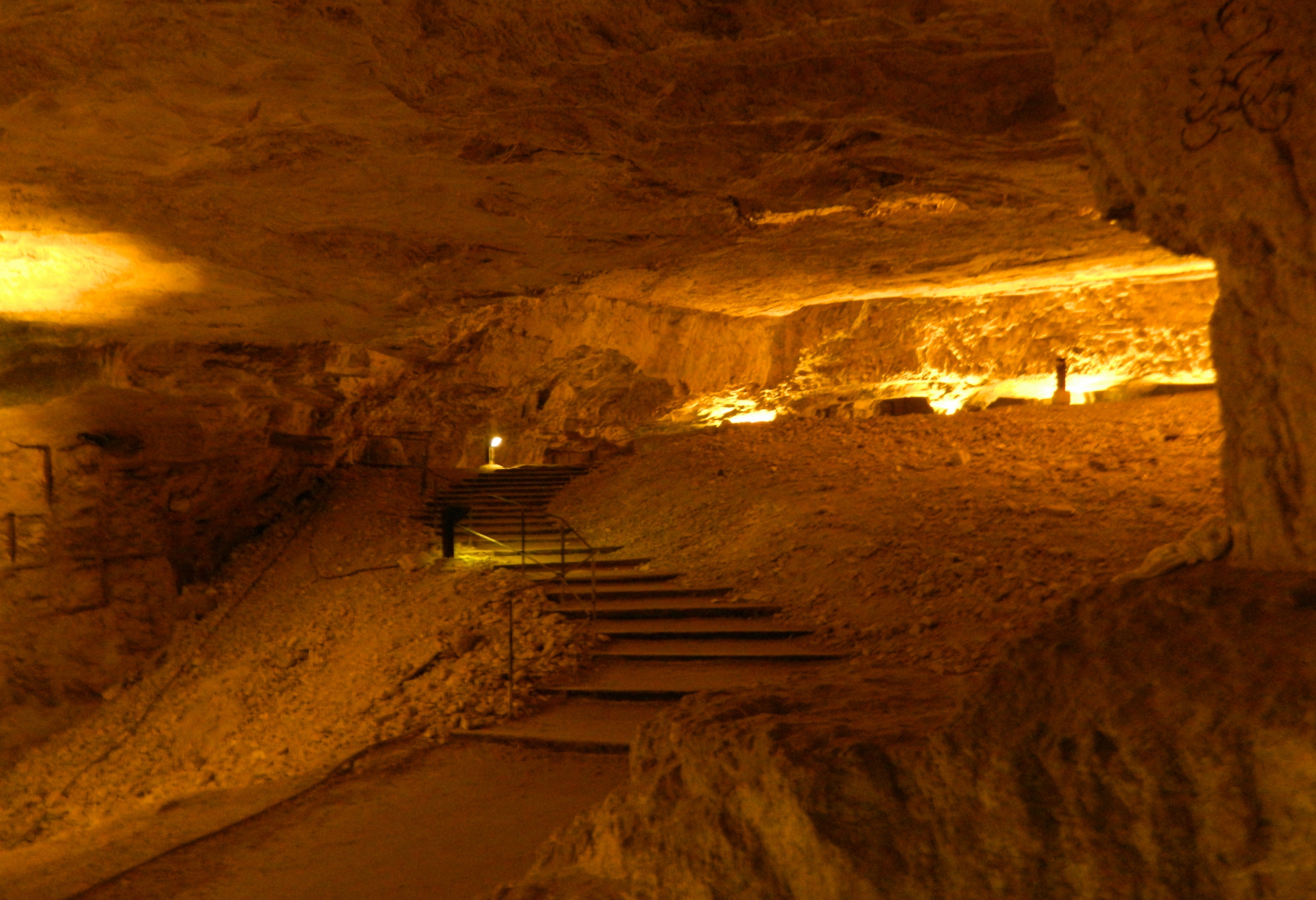 上图：西底家洞（Zedekiah's Cave）又名所罗门采石场（Solomon's Quarries），是一个两万平方米的地下采石场，位于耶路撒冷老城穆斯林区下方，已经有数千年历史。这里出产的皇家石灰岩（Meleke limestone）坚固、耐腐蚀，非常适合雕刻，被认为是用于皇家建筑。所罗门很可能是在这里凿石头的。古代工人在石中凿出又窄又深的孔，再把干木楔打进去，然后灌水浸泡，使木楔膨胀，石块就沿裂缝裂开。工人把巨石移到滚筒或木橇上，然后由大批工人合力运出。