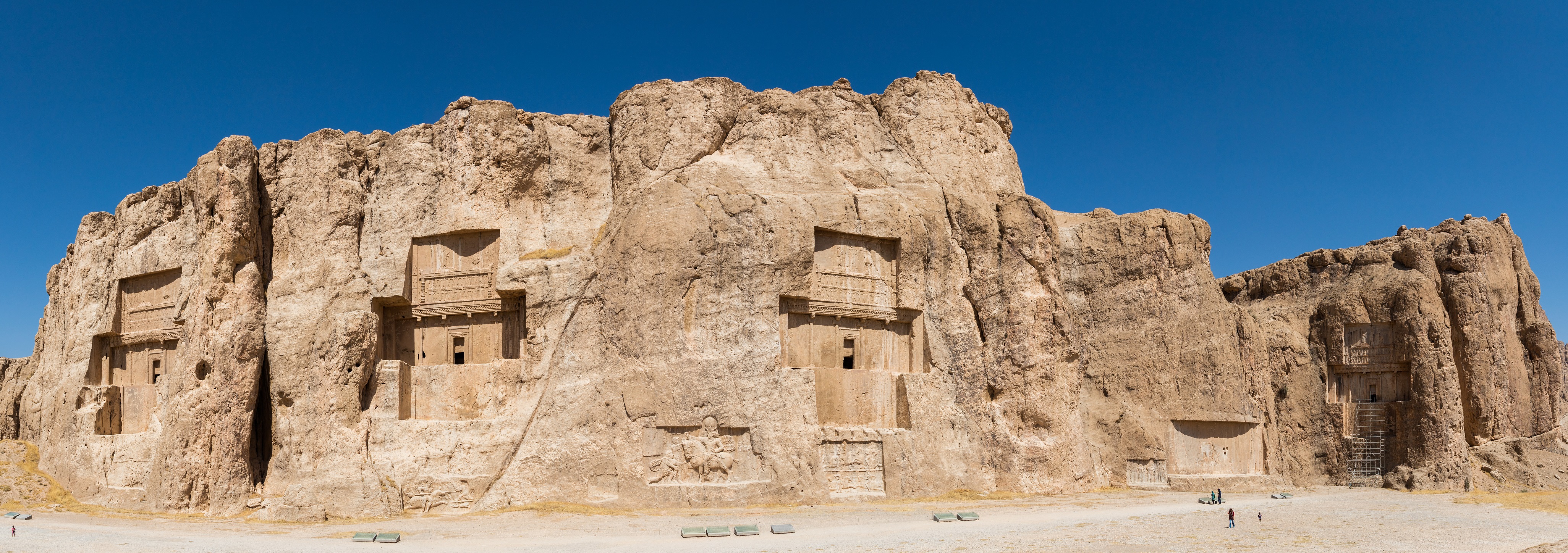 上图：位于伊朗马夫达沙特（Marvdasht）的波斯诸王墓地（Naqsh-e Rostam），从左到右分别是大流士二世、亚达薛西、大流士一世和亚哈随鲁。墓的形状被称为波斯十字架（Persian crosses），坟墓的入口在十字架的中心。